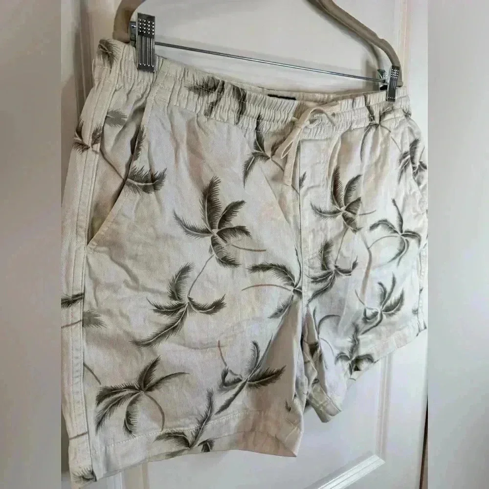 J. Crew Men’s Beige Palm Print Chino Shorts - Size Large